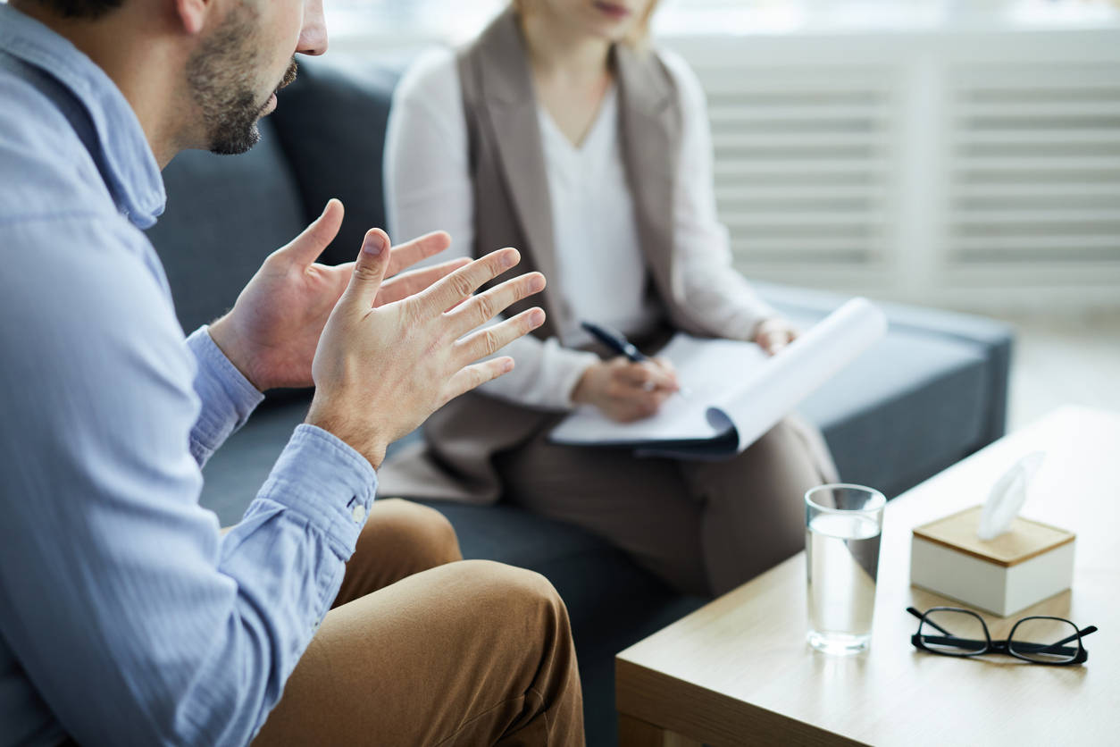 client with phobia explaining to hypnotherapist.